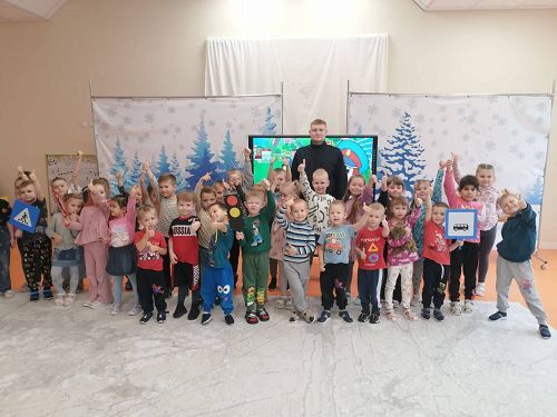 Белгородские автоинспекторы организовали воспитанникам детских садов путешествие в страну дорожного движения