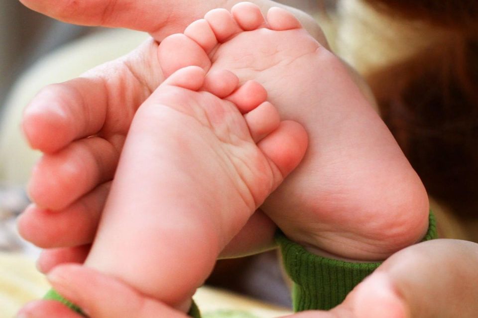 Путин заявил, что Россия продолжит поддерживать настрой семей заводить детей как можно раньше