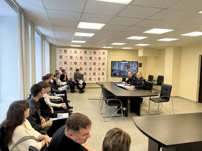 Полицейские и общественники рассказали школьникам о поступлении в вузы МВД