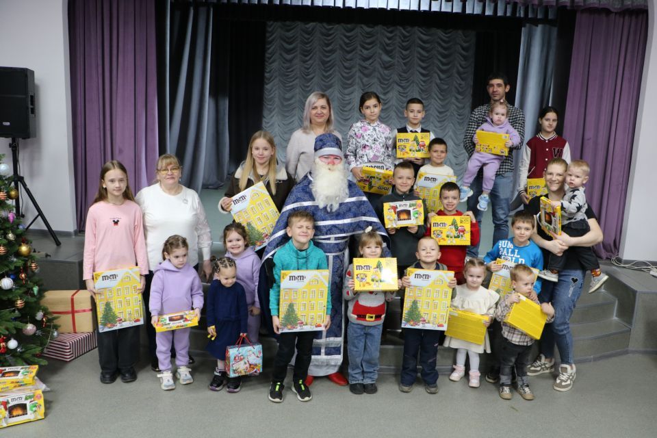 Замминистра финансов Крыма Ирина Загородняя вручила подарки детям из многодетных семей