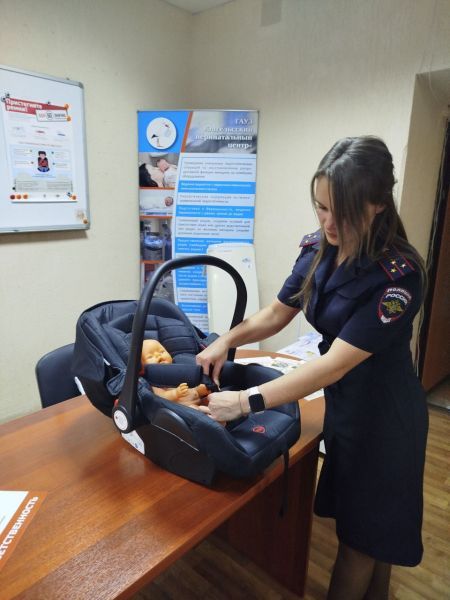 В Энгельсе сотрудники Госавтоинспекции провели профилактическое мероприятие для будущих мам