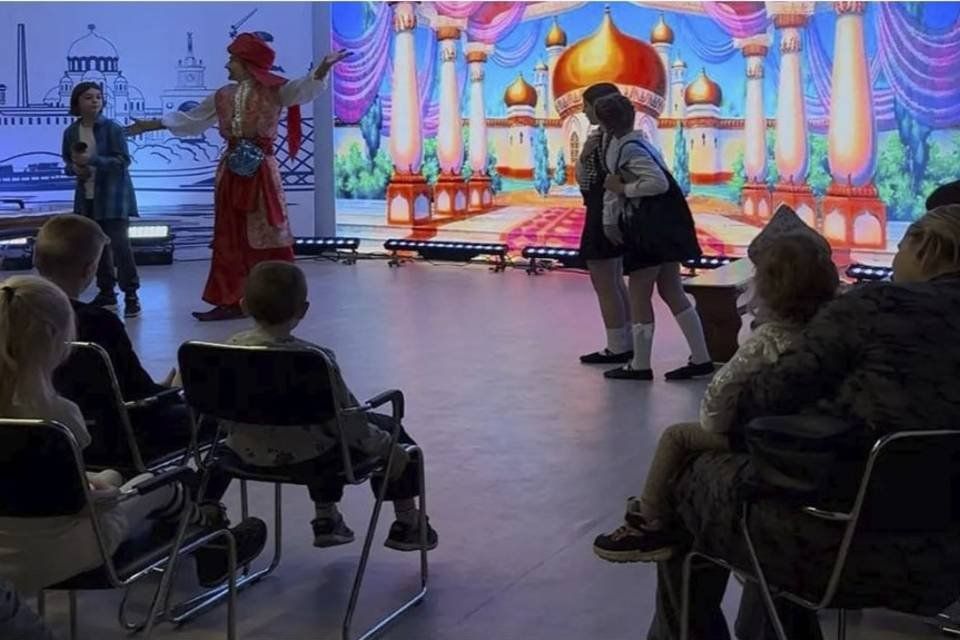 Спектакль «Старик Хоттабыч» показали волгоградским детям