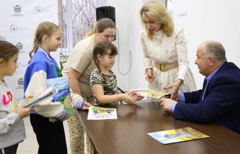 Маленьким пациентам Новгородской областной детской больницы врач подарил свои книги