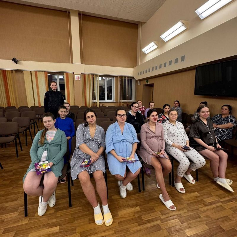 Сотрудники Госавтоинспекции города Тулы провели практические семинары с будущими мамами в перинатальном центре