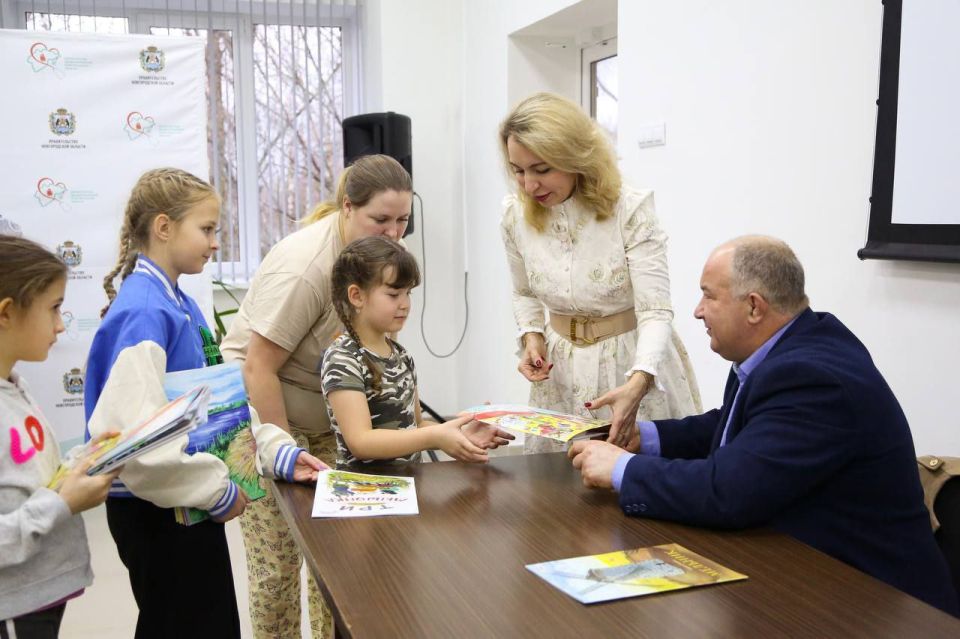 Маленьким пациентам Новгородской областной детской больницы врач подарил свои книги