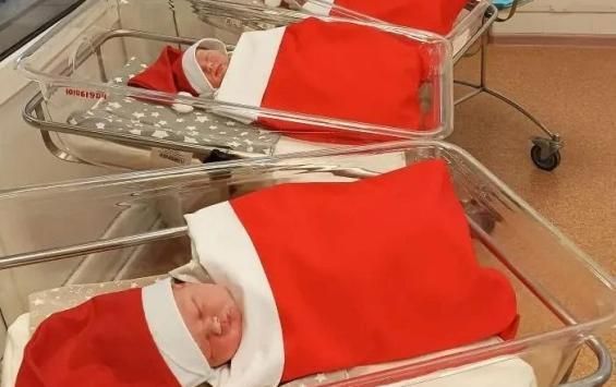 В Курском перинатальном центре новорожденных нарядили в новогодние колпачки