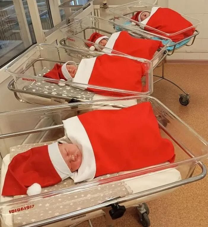 В Курском перинатальном центре новорожденных нарядили в новогодние колпачки