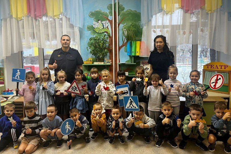 Госавтоинспекция города Барнаула провела уроки безопасности для воспитанников детского сада