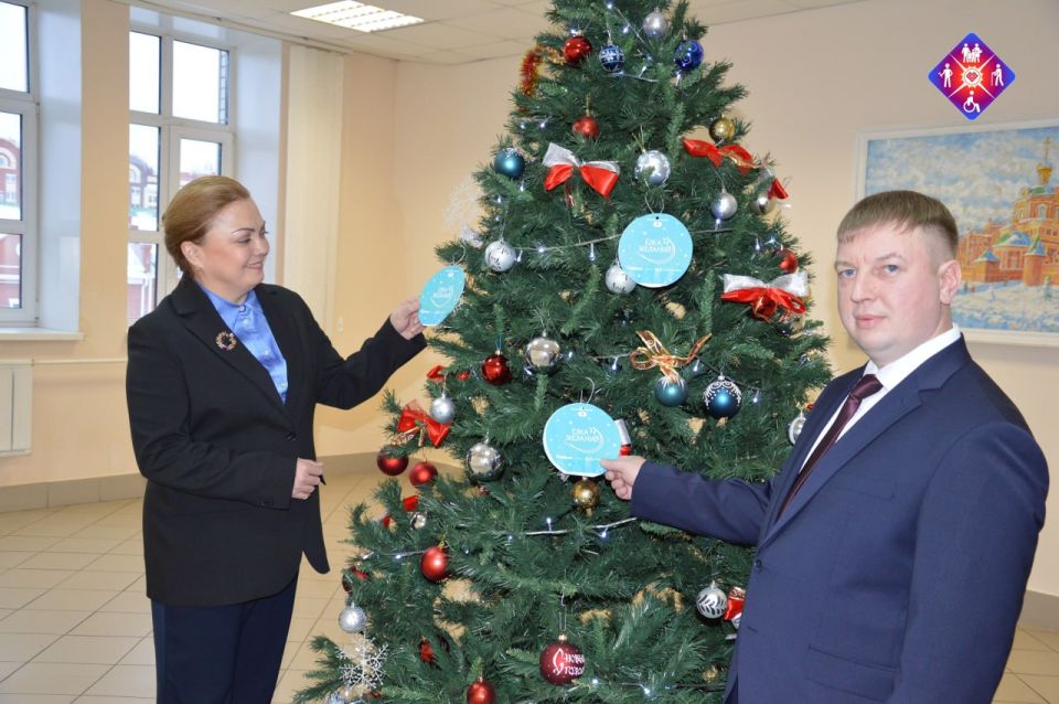 Министр труда и социальной защиты республики Елена Таникова и участник региональной кадровой программы «Герои Марий Эл. Талешке-влак» Николай Акулин исполнят новогодние желания детей