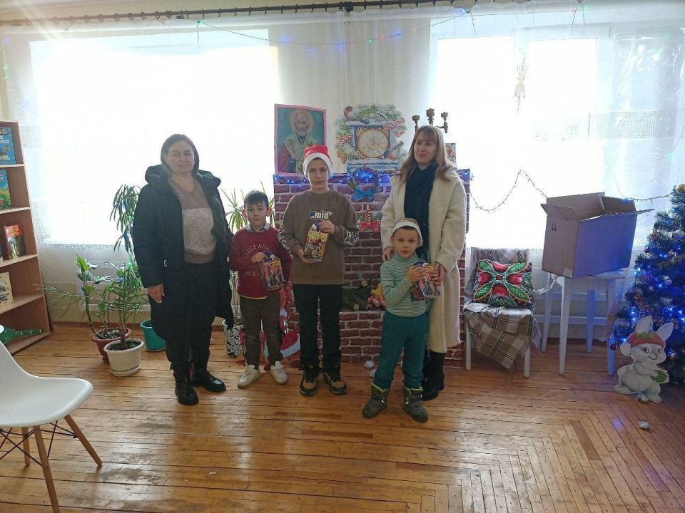 Сотрудники Крестовского территориального отдела поздравили детей с наступающими праздниками