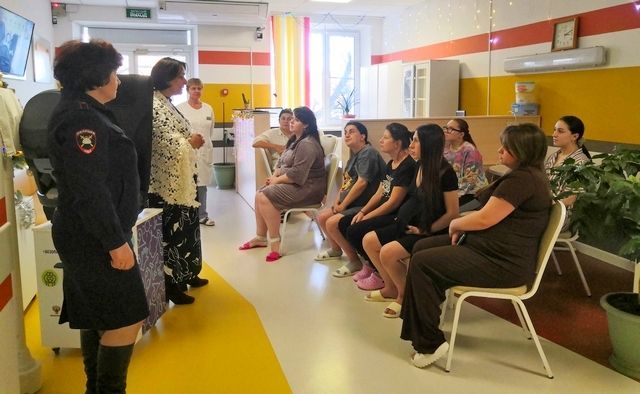 Обучающие тренинги по перевозке детей-пассажиров с будущими мамами прошли на базе перинатального центра города Майкопа