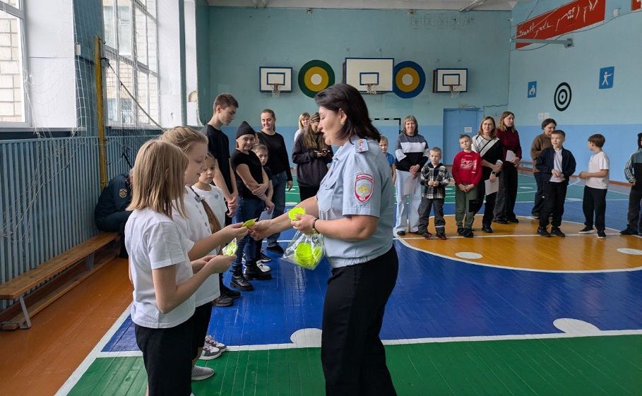 Назаровские автоинспекторы ко Дню многодетной семьи приняли участие в Образовательном форуме