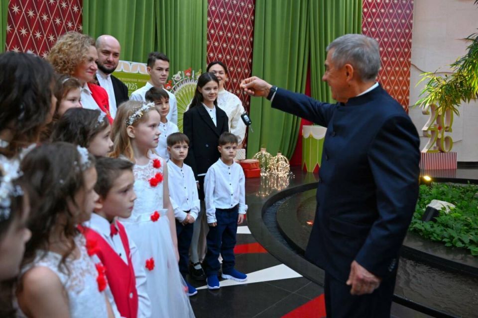 Минниханов вручил двум многодетным семьям из Альметьевска ключи от «Лады Ларгус»