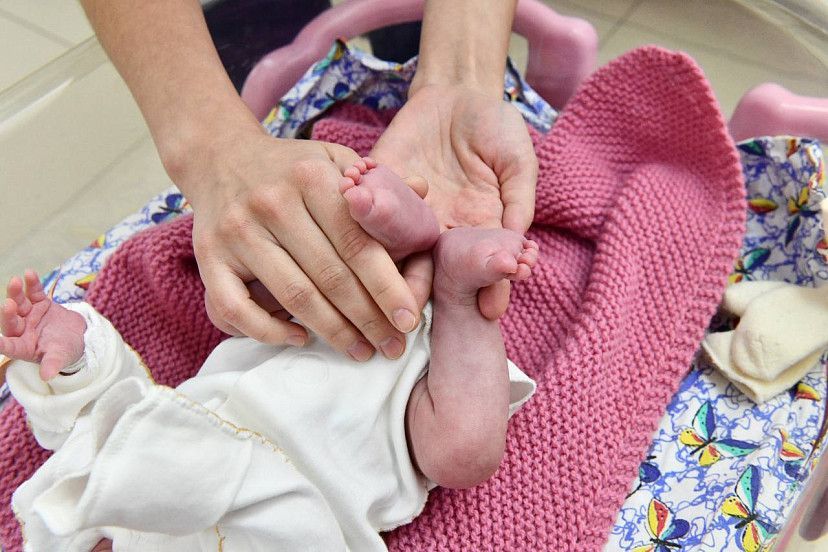 В Саратове врачи выходили новорожденную весом 480 граммов