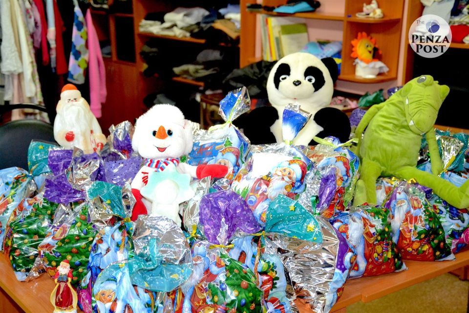 Денис Соболев и Роман Петрухин вручили новогодние подарки воспитанникам соццентра Первомайского района