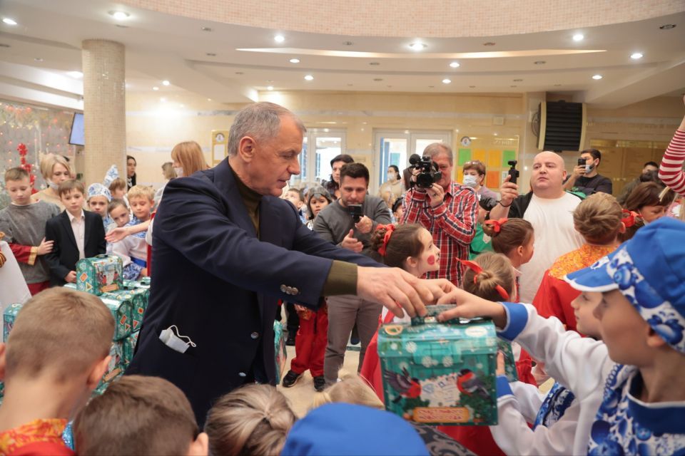 Константинов передал 700 подарков детям из школ и детсадов Бахчисарайского района