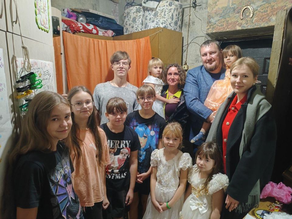 Государственная жилищная инспекции Самарской области совместно с департаментом транспорта Самары поздравили многодетную семью с наступающим Новым годом