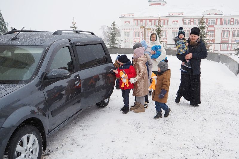 Многодетной семье Черкасовых из Мордовии подарили вместительный семейный автомобиль