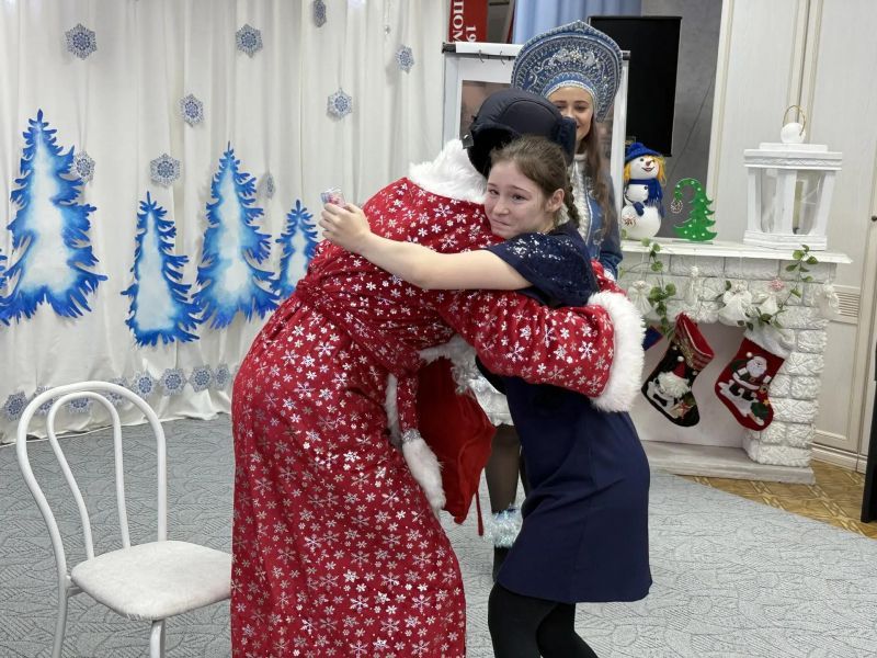 Новогоднее чудо от стражей порядка: полицейский Дед Мороз поздравил воспитанников детского дома в пригороде Благовещенска Амурской области