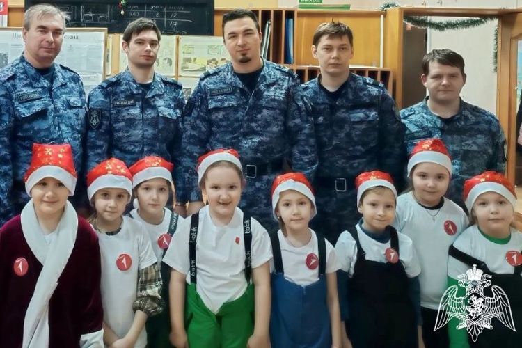 Воспитанники детского сада поздравили сотрудников Шумерлинского отделения вневедомственной охраны с наступающим Новым годом
