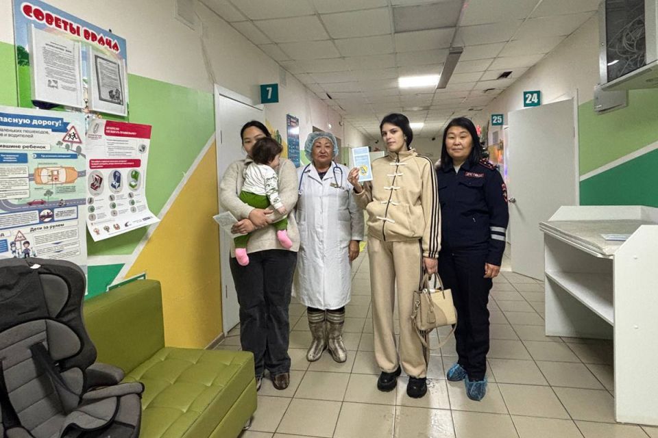 В Бурятии автоинспекторы и врачи-педиатры консультируют молодых мам о правилах перевозки детей в автокреслах