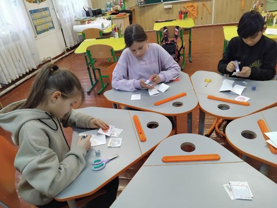 Акция «Спасибо за жизнь», мастер-класс по изготовлению открыток для родителей в Нижнесерогозском МО