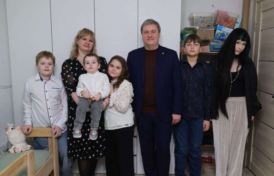 Дмитрий Морев навестил многодетную семью бойца СВО и вручил новогодние подарки