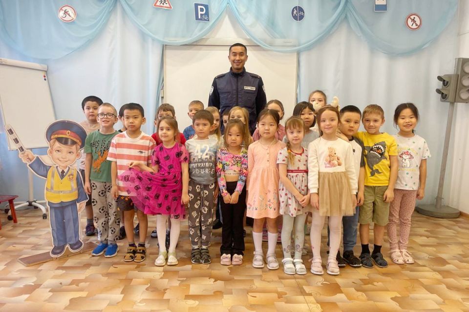 Улан-удэнские дошкольники повторили основы безопасного поведения на зимней дороге