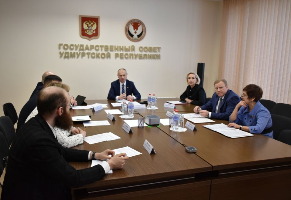 Состоялось заседание постоянной комиссии по здравоохранению, демографической и семейной политике