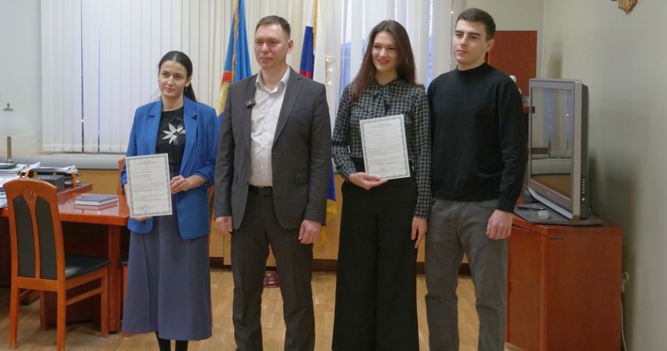 Двум анадырским семьям вручили жилищные сертификаты