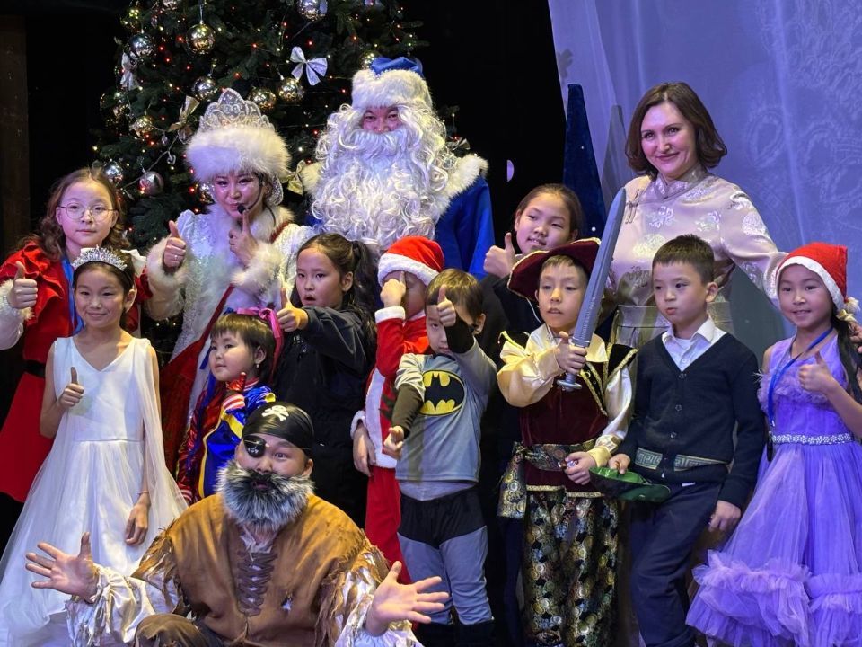 Отличникам, активистам и детям из многодетных семей: В Туве прошла особая новогодняя сказка