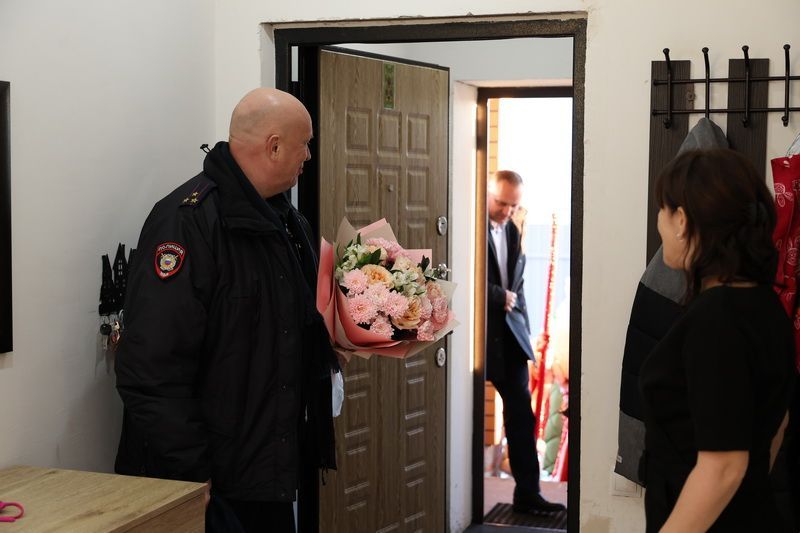 В Белгородской области Полицейский Дед Мороз навестил многодетную семью сотрудника органов внутренних дел