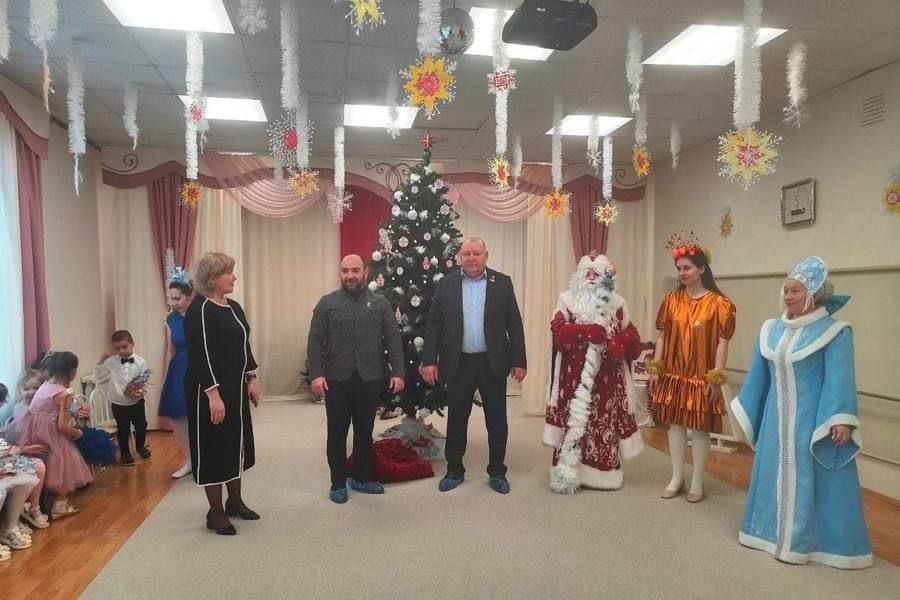 Размик Мамиконян и Олег Скворцов поздравили воспитанников Детского сада № 201 с наступающим 2026 годом