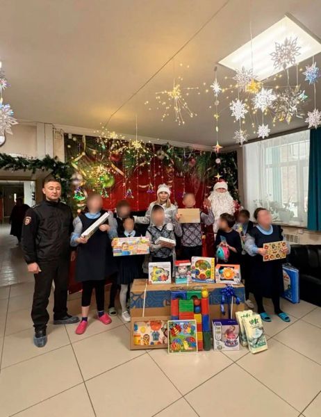 В рамках всероссийской акции «Полицейский Дед Мороз»: сотрудники МВД Бурятии стали новогодними волшебниками ради детей