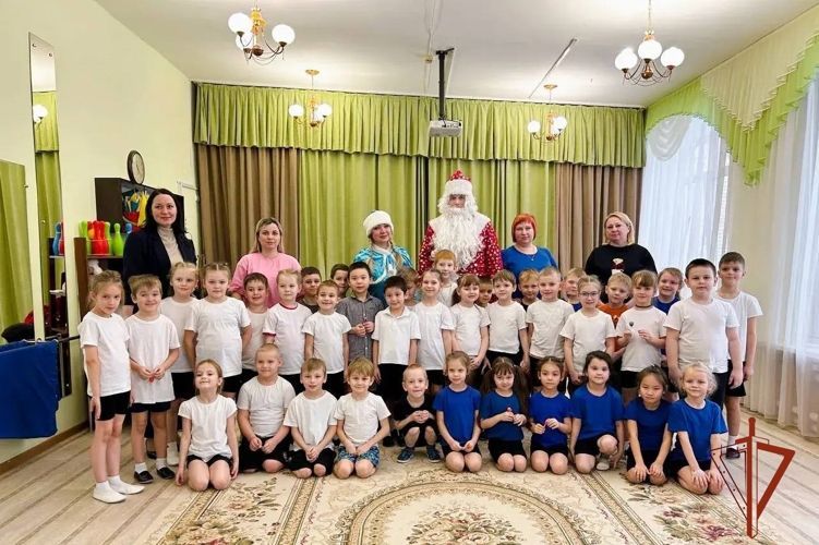 «Дед Мороз специального назначения» из Росгвардии поздравил воспитанников детского сада в Томске