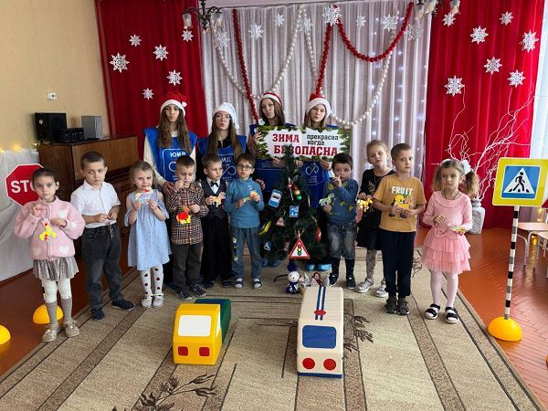 В Белгородской области школьникам и воспитанникам детских садов о правилах дорожного движения напоминают оригинально украшенные «Ёлки безопасности»