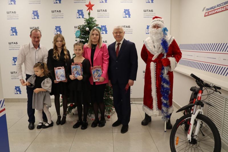 «Ёлка желаний»: депутат Госдумы РФ Василий Пискарёв подарил Алёне из Татарской Пишли велосипед, а многодетной семье – праздник