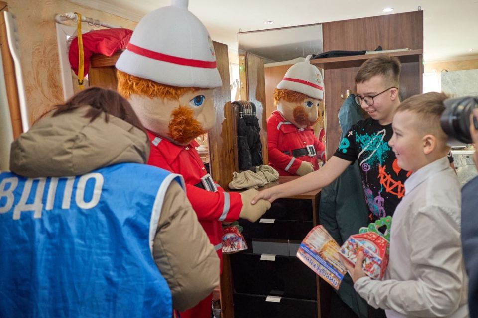 Веселый пожарный вручил ребятам из многодетных семей Южно-Сахалинска сладкие подарки и напомнил их родителям о противопожарных правилах