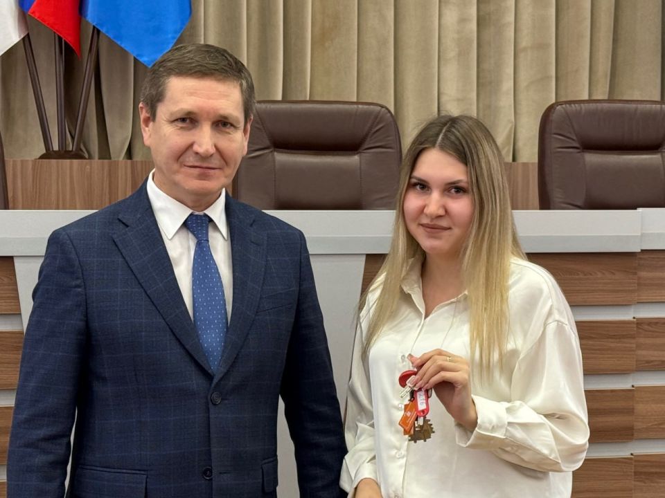 Накануне Нового года 99 воспитанников детских домов и детей, оставшихся без попечения родителей, получили долгожданные ключи от собственных квартир