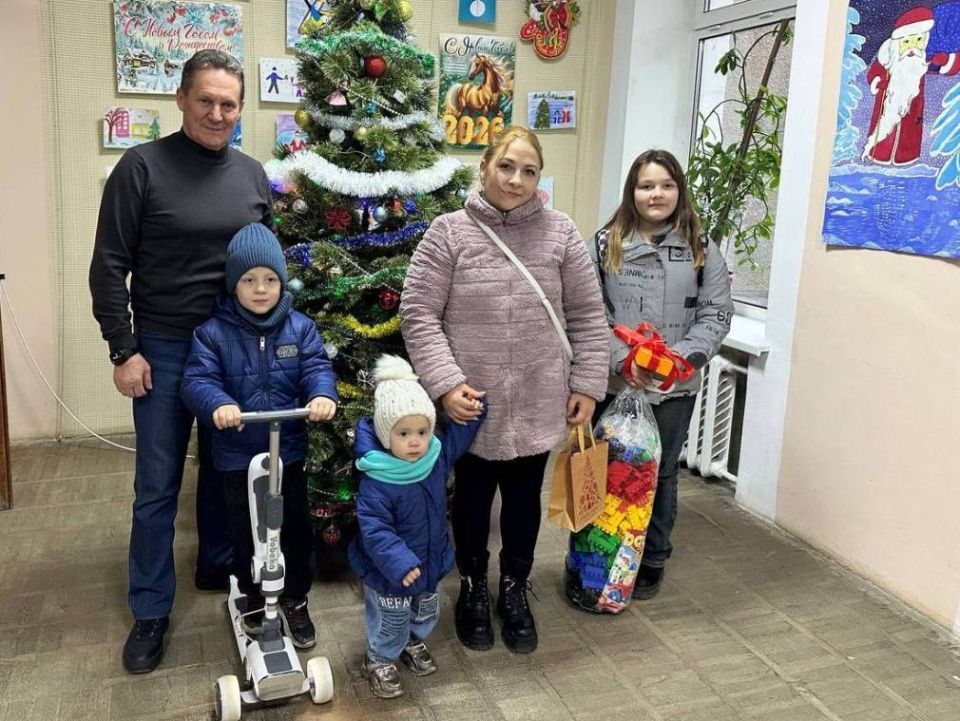 Первый зампред Правительства Пензенской области поздравил с наступающим Новым годом многодетную семью из Токмака