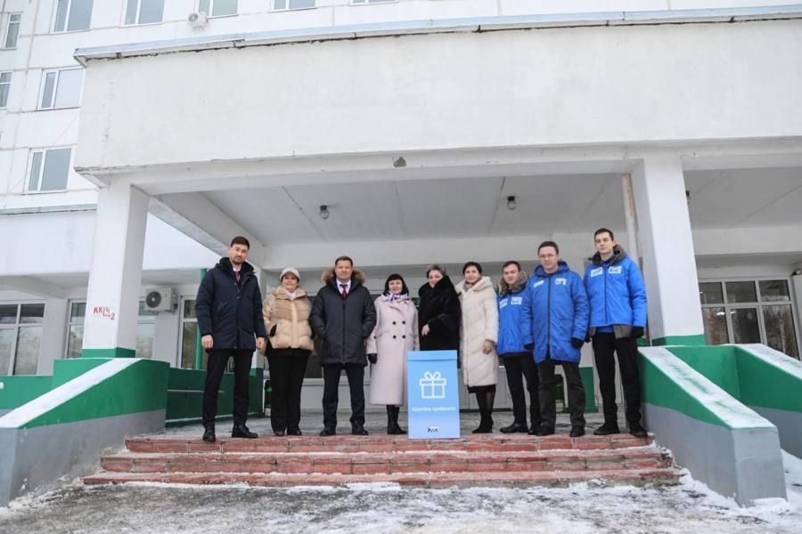 Владимир Доброхотов и депутаты передали подарки маленьким пациентам Городской детской больницы