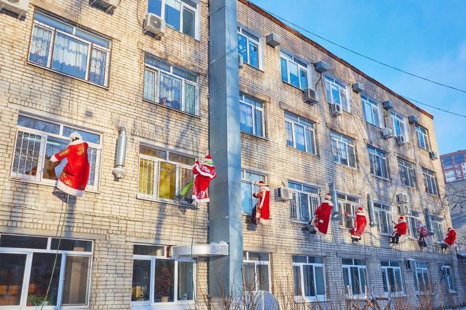 Деды Морозы спустились на канатах к детям в самарской больнице