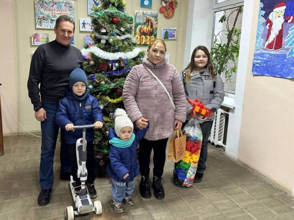 Виктор Кувайцев вручил новогодние подарки многодетной семье из Токмака