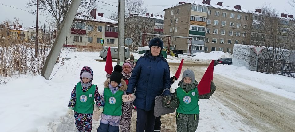 Сотрудники анивской Госавтоинспекции совместно с отрядом ЮИД организовали пешеходную экскурсию.