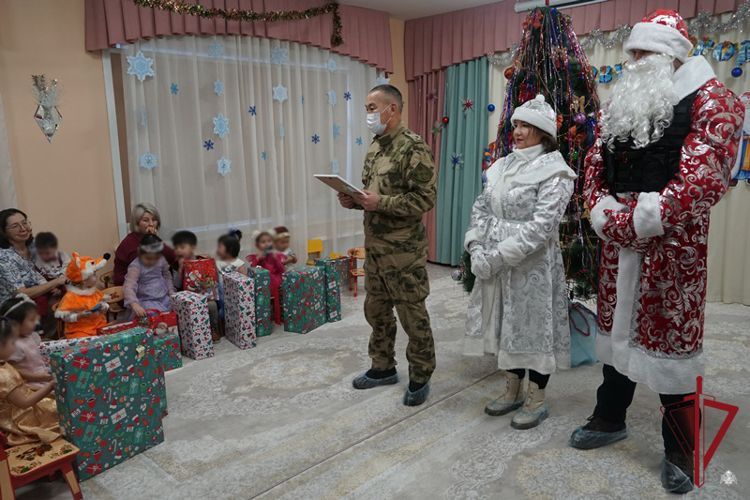 Росгвардейцы Бурятии поздравили воспитанников детского дома «Аистёнок» с наступающим Новым годом
