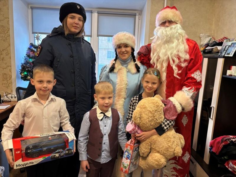 В Мордовии Полицейский Дед Мороз поздравил с наступающим Новым годом детей из многодетной семьи и сына своего коллеги, находящегося в командировке