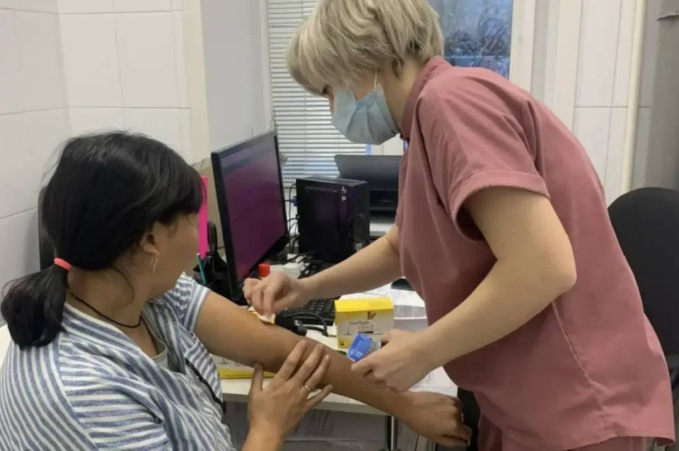 Более 130 беременных жительниц региона получили системы мониторинга глюкозы