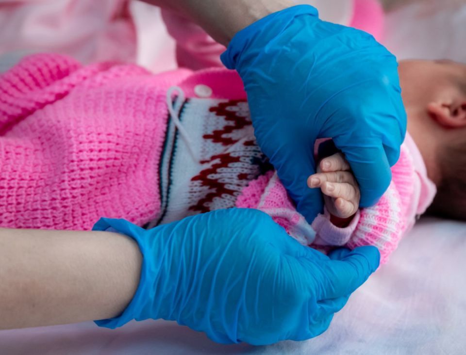 Челябинка пошла выгулять собак и приняла стремительные роды у незнакомки