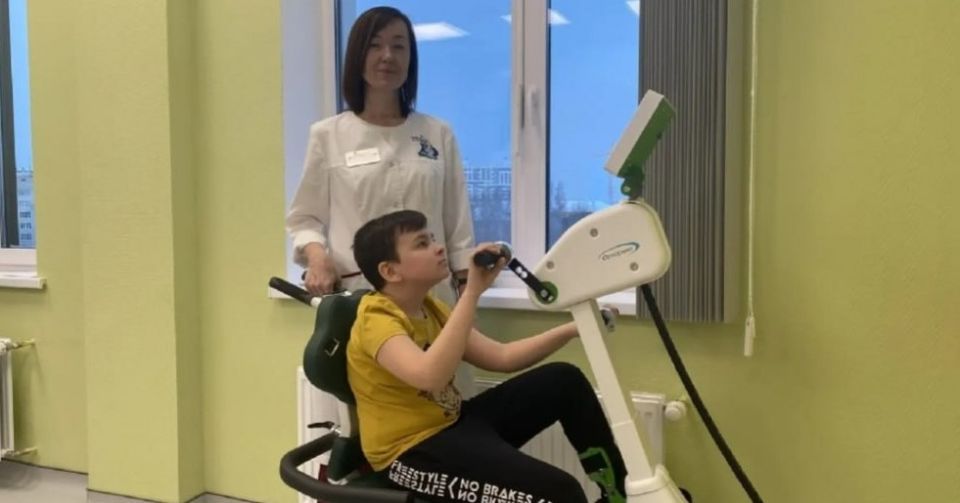 В детской больнице Екатеринбурга уникальный тренажер учит детей ходить