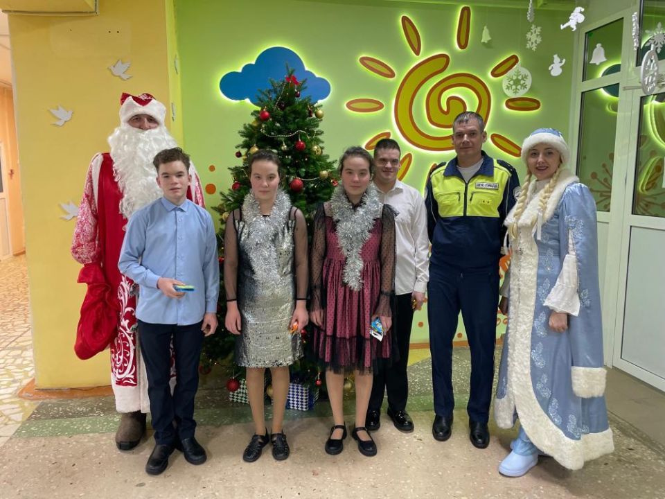 Полицейский дед Мороз и Снегурочка побывали в гостях у воспитанников Савинского детского дома-интерната